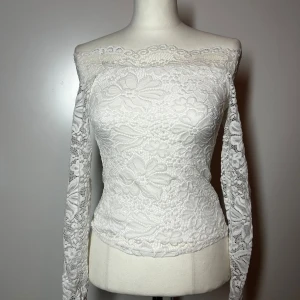 Off shoulder spets topp  - Vit långärmad off shoulder spets topp. Storlek 34/xs. Köp sker via köp nu, jag postar inom 24h. Kvar tills markerad såld 