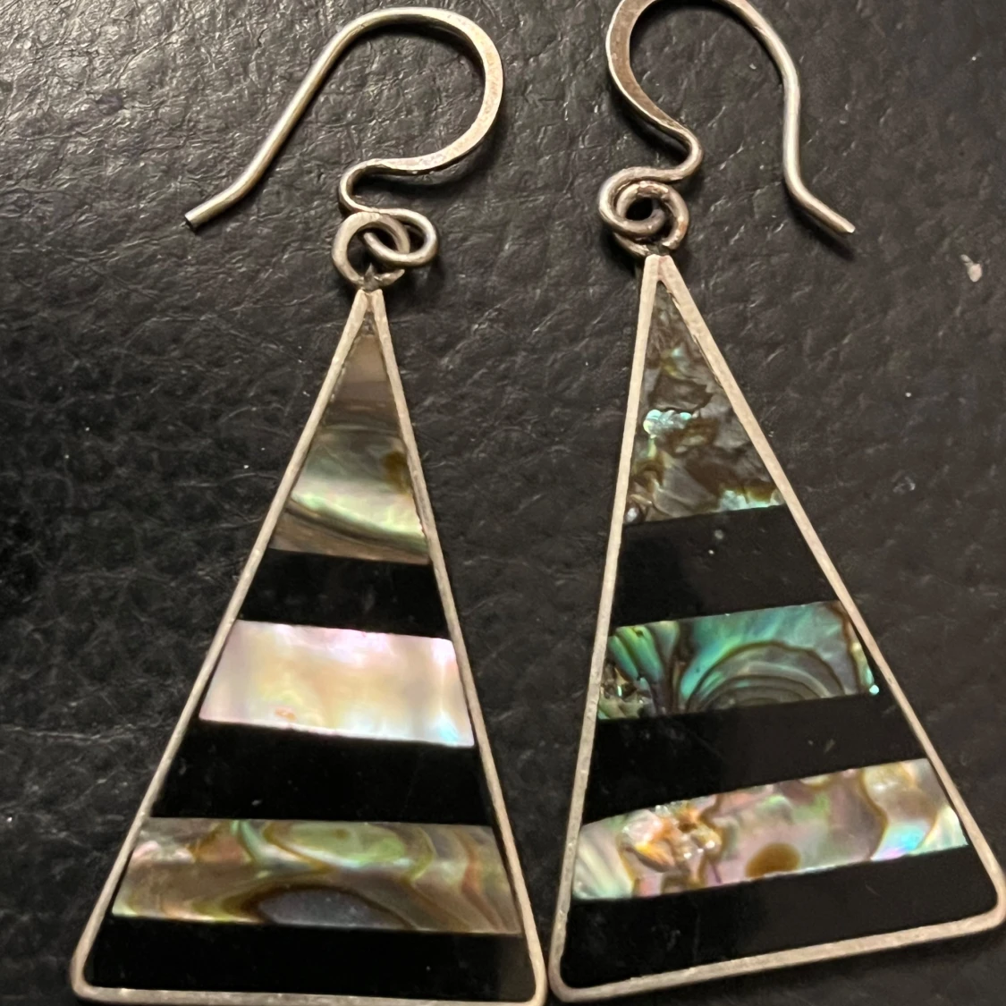 Triangulära örhängen med pärlemor och svart mönster - 90