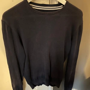 Blå tröja från Pier One - Snygg blå tröja från Pier One med rund hals och ribbade kanter. Perfekt för en stilren look. Passar bra till både jeans. 