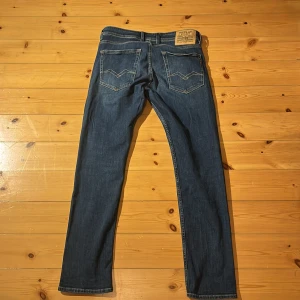 Mörkblå jeans från Replay - Snygga blå jeans från Replay i modellen Grover. De har en straight fit och klassisk femficksdesign. Perfekta för en avslappnad stil med en touch av kvalitet. Hör av dig vid frågor!🙏