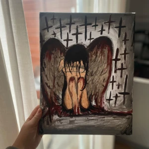 Målning av ängel med korsmotiv - En dramatisk målning som föreställer en ängel med mörka vingar och ansiktet dolt i händerna. Bakgrunden är fylld med kors i olika storlekar, vilket ger en känsla av mystik och djup. Färgpaletten domineras av mörka toner med inslag av rött och grått, vilket förstärker den emotionella laddningen i verket.