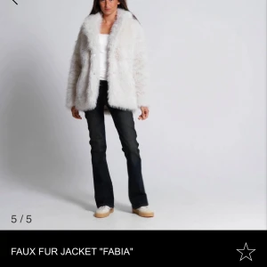 Pälsjacka  - Jag säljer denna vita pälsjacka från Lager157 som just nu är helt slutsåld. Den säljs då den inte matchade min klädstil så som jag hade tänkt mig. Pälsen är mjuk och len, den har 2 framfickor vilket är praktiskt. Den är varm och gosig. Den är i storlek XS/S  Den har inte använts utan är bara testad.