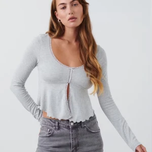 Grå topp Gina tricot - Säljer denna super snygga toppen från Gina tricot då jag aldrig använder den, den är i nyskick🫶🏼