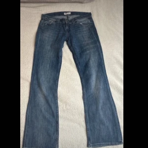 Blå jeans från Lee - Super snygga Lee jeans, Low waisted och straight/bootcut, säljer då dom är för korta för mig som är 168❤️