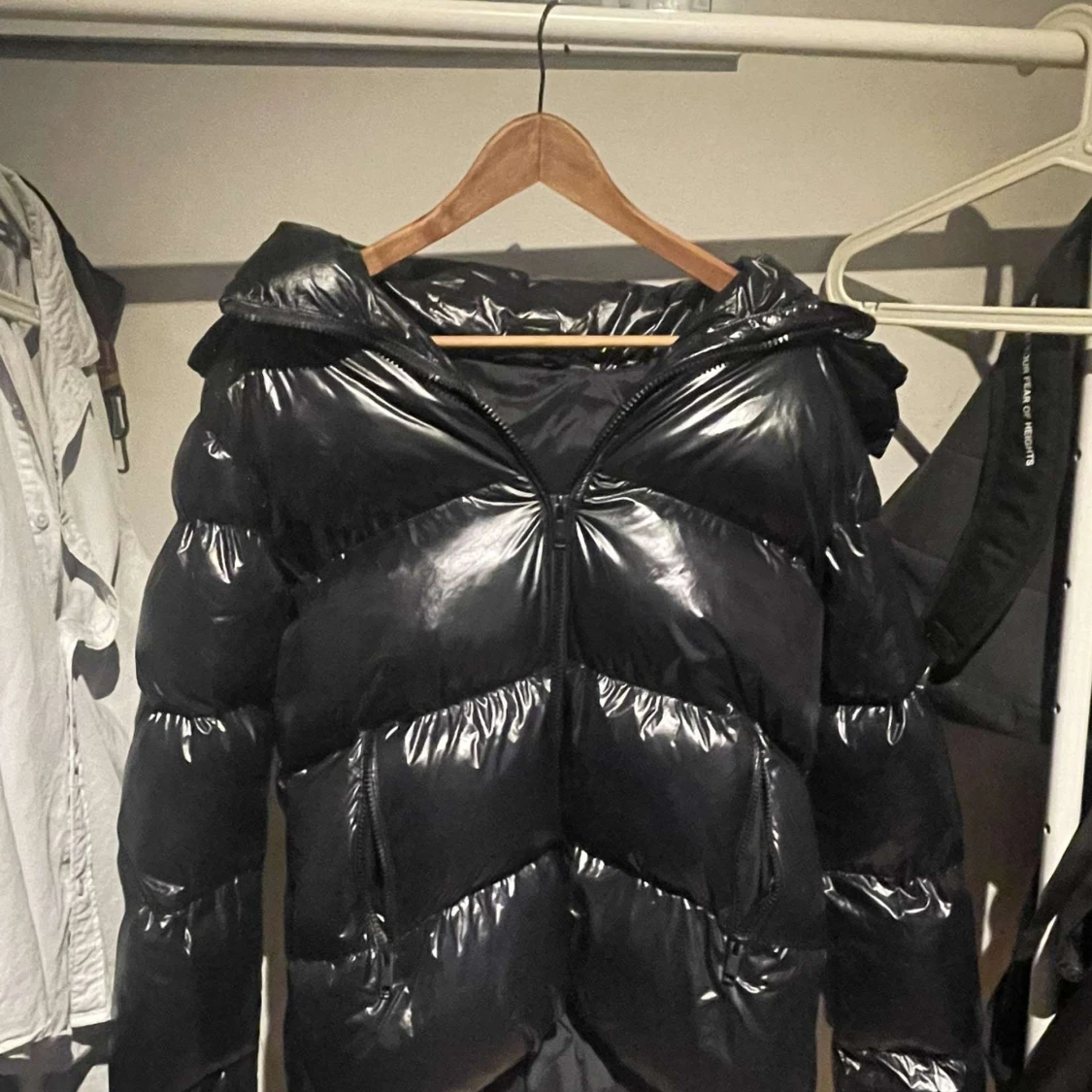 Svart pufferjacka med huva - 92