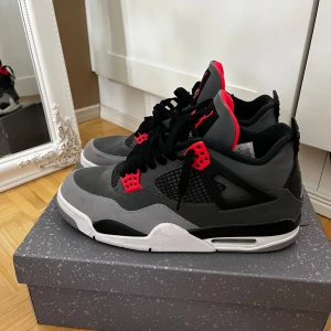 Nike Air Jordan 4 Retro - Använd några gånger!! Som nya 🌟köpte från The concept store i Marbella. Jätte bra skick!! Inköpspris var 450€