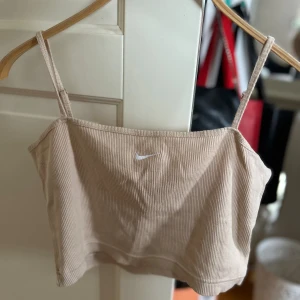 Nike linne - Brett och kroppat linne