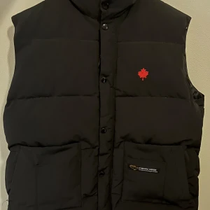 Canada Goose väst - Dunväst i jättefint skick! Storlek XL men är inte alls speciellt stor, kan skicka bild på passform om det önskas 😁