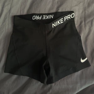 Nike PRO shorts  - Säljer dessa oanvända Nike PRO shortsen/hot pantsen. Ny pris ca 300kr säljer för 80kr. Köp via ”köp nu”🩷