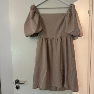 Klänning  - Beige klänning. Använd 1 gång. 