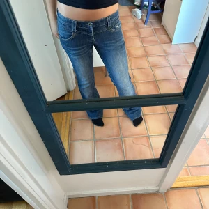 Bootcut jeans - Skitsnygga vintage jeans från Esprit. De är lite ljusare i verkligheten än på bilden. Det står storlek 29 och de passar mig som har str XS-S men de är väldigt stretchiga så de kan kanske passa M också💗