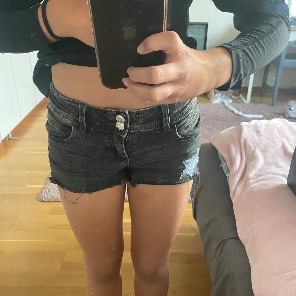 Jätte fina jeans shorts med en stjärna på ena sidan. Det är storlek 146 men passar några storlekar större! De är ett par gamla avklippta jeans från Gina Young och stjärnan har jag sytt ditt själv!!!💗Priser kan diskuteras vid köp!. Shorts.