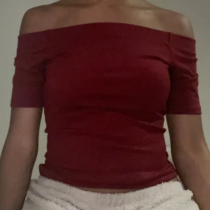 Röd topp  - Köptes för en månad sen. 