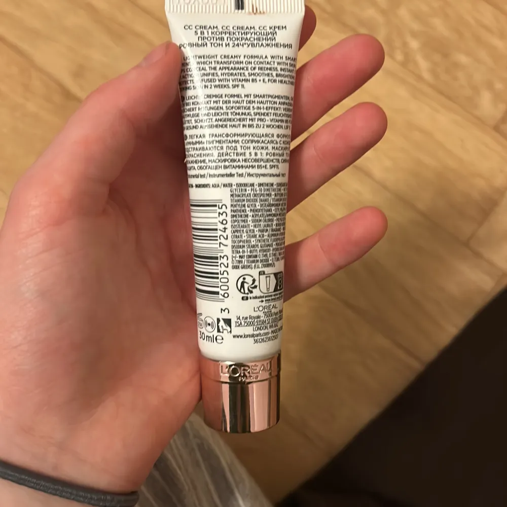 Säljer en L'Oréal Paris Magic CC Cream 5 in 1 som är en anti-rodnad hudförbättrare. Den innehåller ett vitamin-komplex med vitamin B5 och E, och ger 24 timmars återfuktning. Perfekt för att jämna ut hudtonen och minska rodnad. säljer denna pågrund utav att jag inte sminkar mig så mycket så den kommer inte till användning. den har 30ml i sig, men de är mer än halva kvar i . Skönhet.