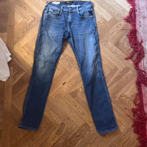 Replay anbass - Replay Anbass i storlek 29, Billigt pris pga att dom är slitna på baksidan och lappen som det står Anbass på är lös