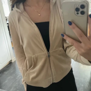 Gina beige zipup hoodie - I nyskick. Storlek M