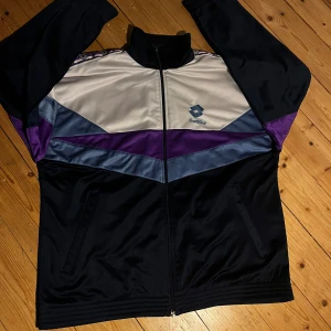 Lotto hoddie  - Det är en otroligt Finn tröja som man kan ha till vad som hälsat jag köpte den för 499kr men säljer den för endast 299kr. Den är i storlek L i jätte bra sick. Jag säljer den för att de va dags att rensa utt lite ur garderoben  