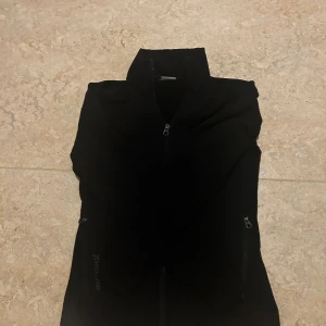 Svart houdini fleece tröja/jacka - Supermångsidig fleecejacka för kvinnor med ledig passform, ojämförlig komfort och trolig slitstyrka för alla utomhusäventyr. Varm, skön, och rymlig. Använts mindre än 5 gånger. Väldigt bra skick. Köpt för 2300kr. Är väldigt öppen för prisdiskussioner
