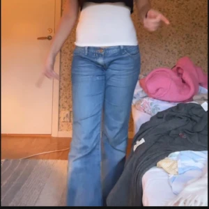 Lågmidjade jeans - Innerlängdsben: 75, midjemåttet rakt över: 36. Säljer pga inte passar mig som jag gillar pris kan diskuteras vid snabb affär (dem har några fläckar som går bort i tvätt kan tvätta dem innan de skickas)