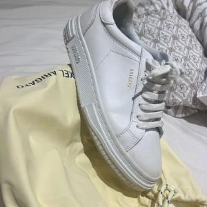 Axel arigatos - säljer mina axel arigato skor i storlek 37,5 har använt dom 2 gånger. Nypris 2,400