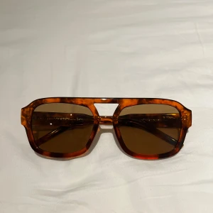 A.Kjaerbede solglasögon - Säljer mina snygga vintage stuk solglasögon. Knappt använda och otroligt inne just nu. 