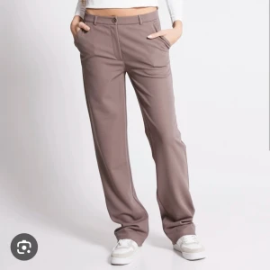 Kostymbyxa  - HELT NYA KOSTYMBYOR! endast provade, säljer då dom tyvärr inte kommer till användning. Skriv vid intresse eller fler bilder😊 Pris kan diskuteras vid snabb affär💕