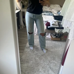 Ljusa jeans med slitningar - Säljer ett par ljusa jeans med slitningar på knäna. De har en straight passform och är från GinaTricot💘 Storlek 36