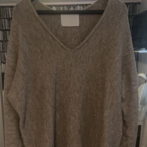Stickad oversize tröja - En tröja köpt på Ullared men knappast använd, oversized, skriv för bättre bild❤️