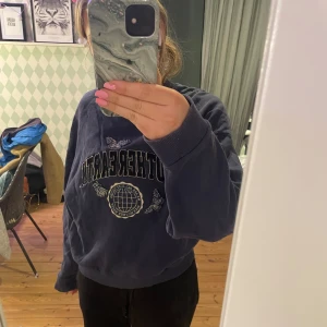 Sweatshirt  - Snygg och skön sweatshirt från madlady, mycket bra skick och sparsamt använd, säljer då den inte kommer till användning 