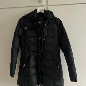 Rock and blue jacka - Säljer min rock and blue jacka, den är ÄKTA! Den är i bra skick och har inte använt den på jätte länge, det finns luva men utan päls då jag tog av min päls och inte hittar den! Så den är utan päls  Skriv vid intresse  Pris kan diskuteras 