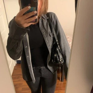 Jeansjacka - Jeansjacka från hm i storlek xs, passar även s💞använd ett fåtal gånger