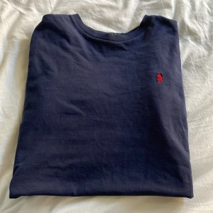 ralph lauren tshirt - Mörkblå ralph lauren tshirt som är jättebra basplag och bra för hösten. Kontakta för frågor❤️