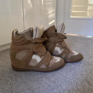 Isabel marant skor - Slutsåld färg! Säljer dessa superfina isabel marant skor då de är lite för små:( Superfint skick, använda men inga deffekter nånstans! Vet ej om kartongen finns kvar men de är äkta (syns på undersidan av skon). Köpta för 6000kr, Möts hellst❤️