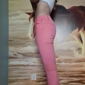 Rosa skinneyjeans strl 38 - Rosa skinneyjeans strl 38. 