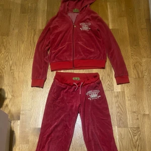 rosa juicy couture set  - superfint rosa juicy set med krona och juicy charm på, sömmen på benen har jag sprättat upp eftersom att dom var korta. litet hål på byxorna där bak men inget som syns 