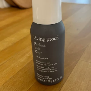 Torr schampoo  - Endast testad men inget som passade mig. Säljer vidare till någon som faktisk använder den 