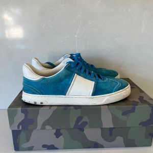 Valentino flycrews - Säljer dessa skit feta flycrews som ej säljs längre, nypris på dom ligger på cirka 8000kr. 3 Nit saknas. Box och dustbags ingår. Säljer pågrund av att dom är försmå! Priset kan diskuteras