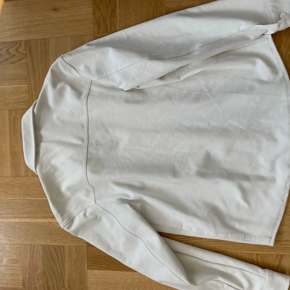 Säljer en stilren vit overshirt från Zara. Perfekt för lager-på-lager under hösten eller våren. Materialet känns robust och är av hög kvalitet.. Skjortor.