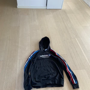 Adidas hoodie  - Bra skick kan köpas enskilt skriv om frågor storlek 160 14-16 år