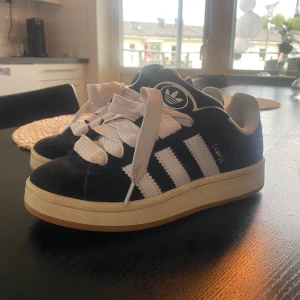 Addidas Campus - Super snygga och knappt använda svarta addidas campus i storlek 36! Skriv för frågor, köpta för 1249kr på nelly🫶