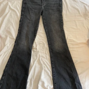 Bootcut/Flare jeans Ginatricot  - Säljer dessa super snygga jeansen från Gina i storlek 40 då de inte längre passar mig. Bortsett från slitaget längst ner på jeansen (se sista bilden) så är dem i bra skick. För frågor eller fler bilder är det bara att skriva!🥰