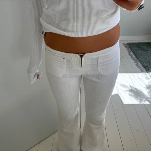 Lågmidjade byxor!! - Sjuka byxor som är så snygga verkligen men tyvärr lite korta på mig! Lågmidjade!! Midjemått: 74cm, innerbenslängd:74cm