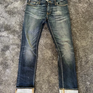 Nudie jeans - Snyggaste nudie jeansen på marknaden. Så sjukt unik tvätt och för sköna. Säljer pågrund av att de är för små för mig och för snygga för att damma i garderoben. De är väldigt långa men nudie lägger upp dom gratis eller kavla som jag har gjort Grim Tim