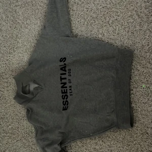 Essentials fear of god hoddie size 8 - Size 8 Essentials fear of god hoddie köpte ny för 1100kr säljer för 300
