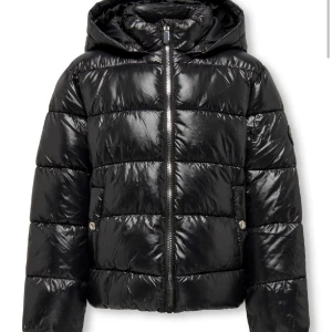 Svart only dunjacka - En svart dunjacka från only. Inte mycket använd och är i storlek 164. Ordinarie pris 569 kr. Pris kan diskuteras och skickar egna bilder om någon är intresserad.