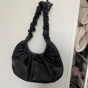 Väska - Jätte fin o basic handväska som kan användas när som! It använd många gånger alls!🩷