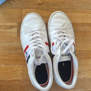 Lacoste skor - Skorna är i storlek 39 de är hyfsat nya och i bra skick