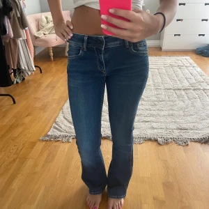 Blåa jeans - Ett par lågmidjade jeans som aldrig är använda. Nypris runt 900kr