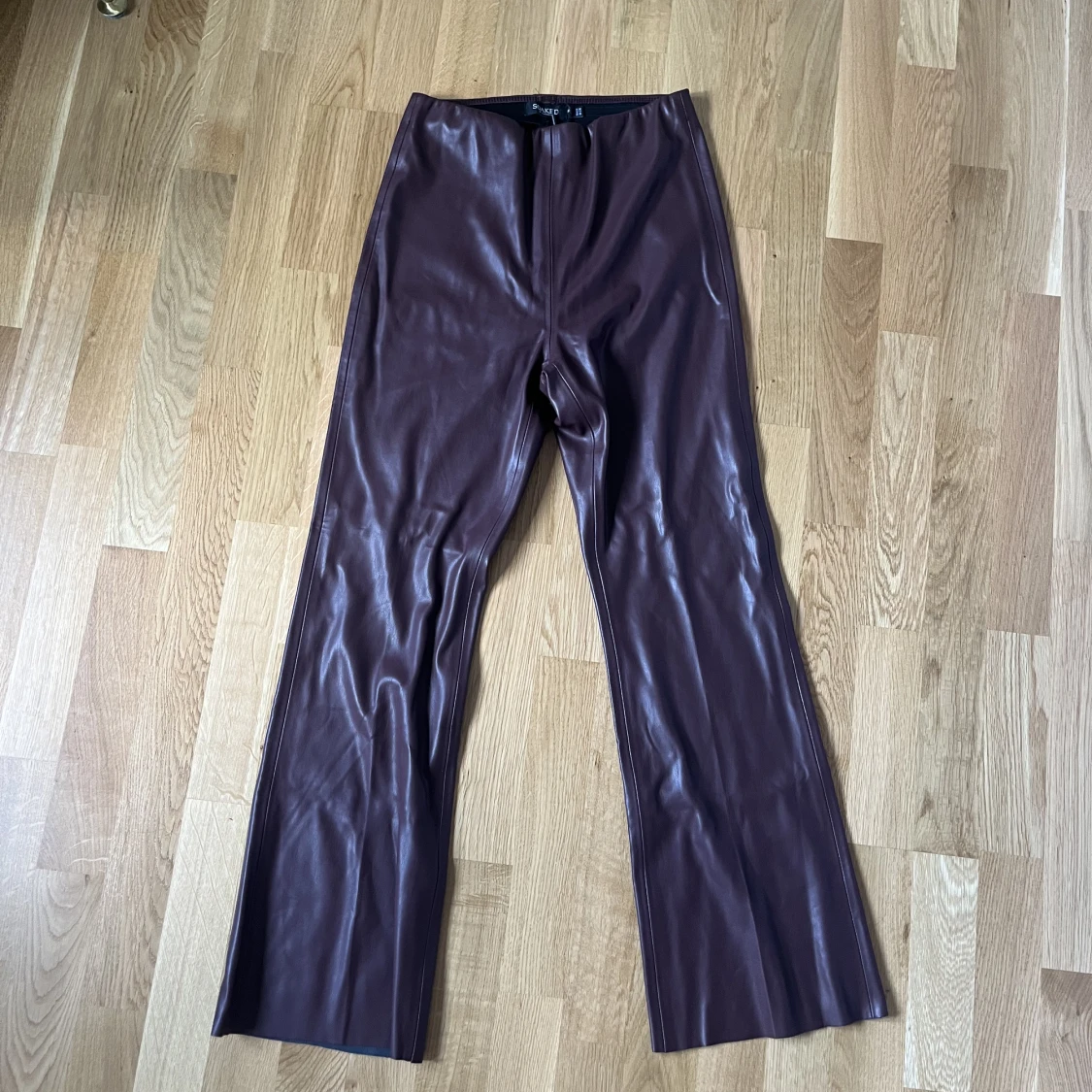 Vinröda lågmidjade skinnbyxor - 90