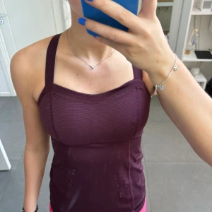 Lululemon träningslinne med inbyggd bh  - Bra skick! Går inte att hitta i butik längre 